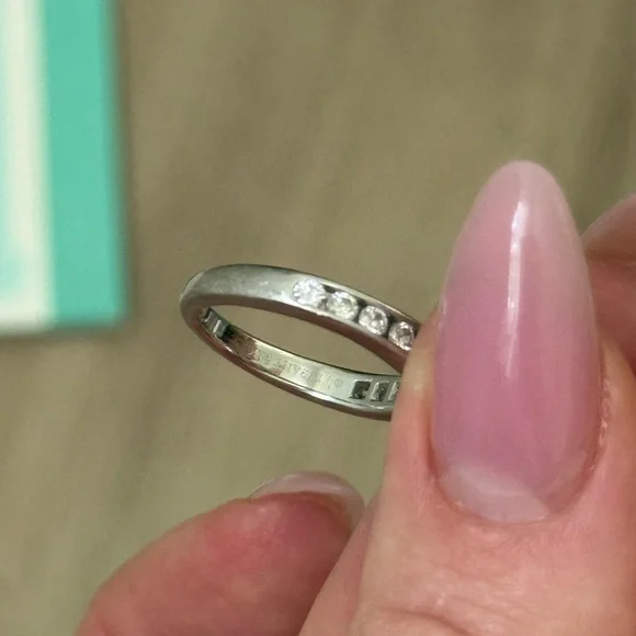 Tiffany & Co Diamond Engagement Ring .83Ct G/ VS2 Round, set in Platinum - Picture 4 of 6